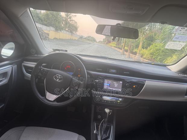 Toyota Corolla LE 4dr Sedan (1.8L 4cyl CVT) 2015 White