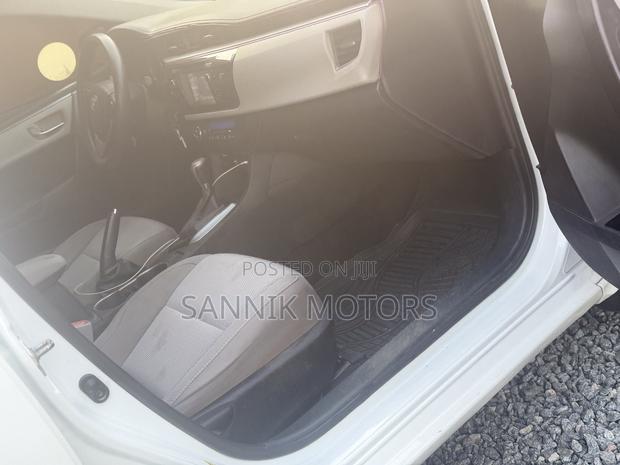 Toyota Corolla LE 4dr Sedan (1.8L 4cyl CVT) 2015 White