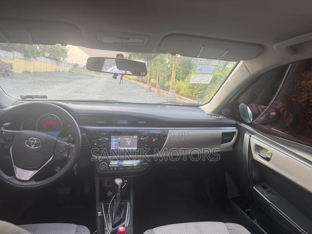 Toyota Corolla LE 4dr Sedan (1.8L 4cyl CVT) 2015 White