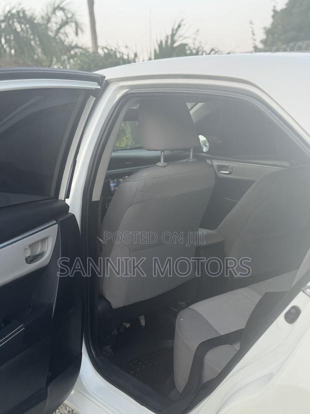 Toyota Corolla LE 4dr Sedan (1.8L 4cyl CVT) 2015 White