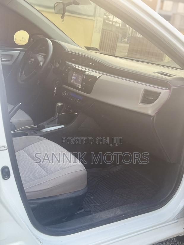 Toyota Corolla LE 4dr Sedan (1.8L 4cyl CVT) 2015 White