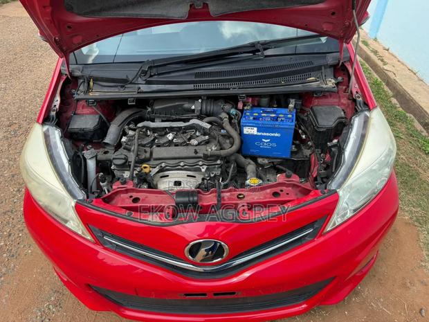 Toyota Vitz 1.0 FWD 5dr 2012 Red
