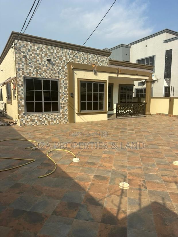3bdrm House in Ashaley Botwe By, School Junction for sale