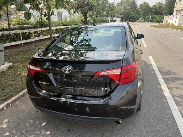 Toyota Corolla SE 4dr Sedan (1.8L 4cyl CVT) 2017 Black photo 3