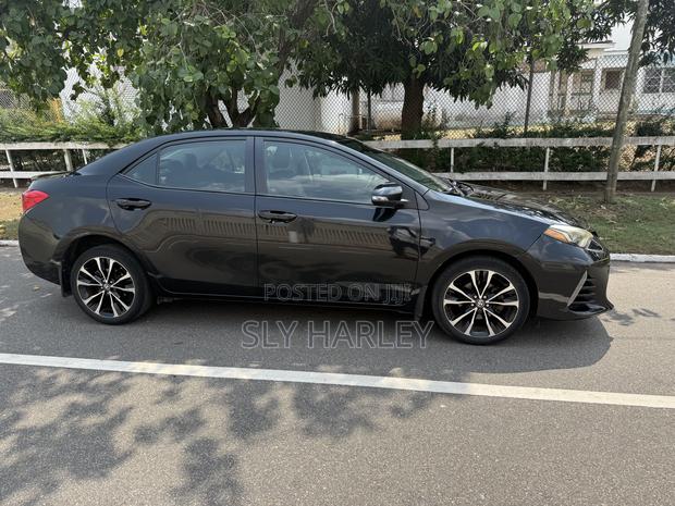 Toyota Corolla SE 4dr Sedan (1.8L 4cyl CVT) 2017 Black photo 4