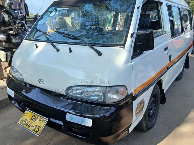 Hyundai H-100 2002 White photo 2