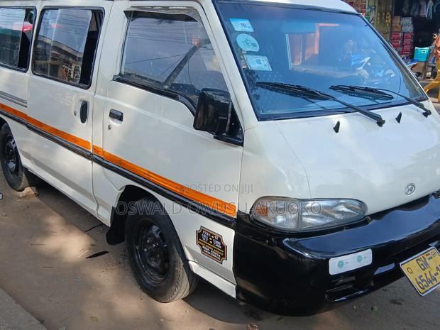 Hyundai H-100 2002 White photo 4
