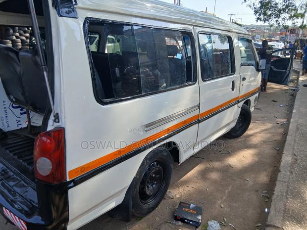 Hyundai H-100 2002 White photo 14