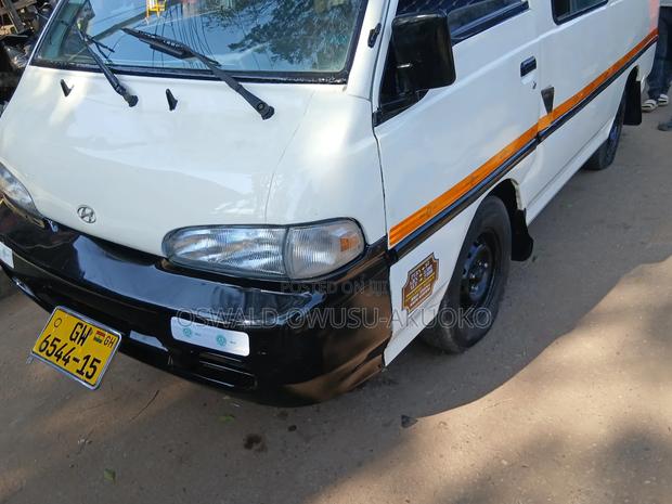 Hyundai H-100 2002 White photo 18