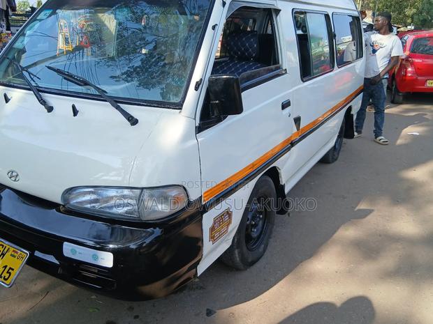 Hyundai H-100 2002 White photo 20