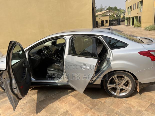 Ford Focus SE 5-Door 2013 Silver photo 9