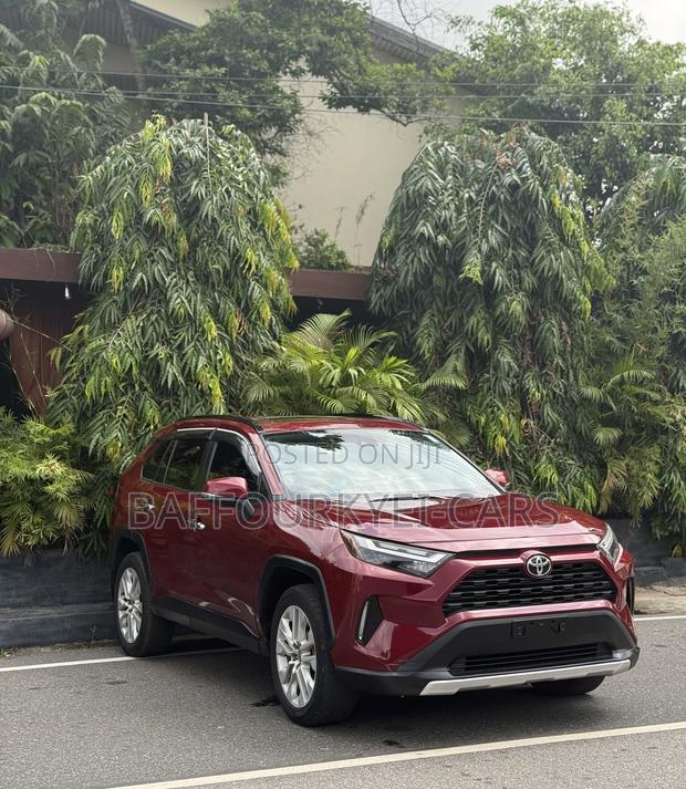 Toyota RAV4 XLE 2022 Red photo 2
