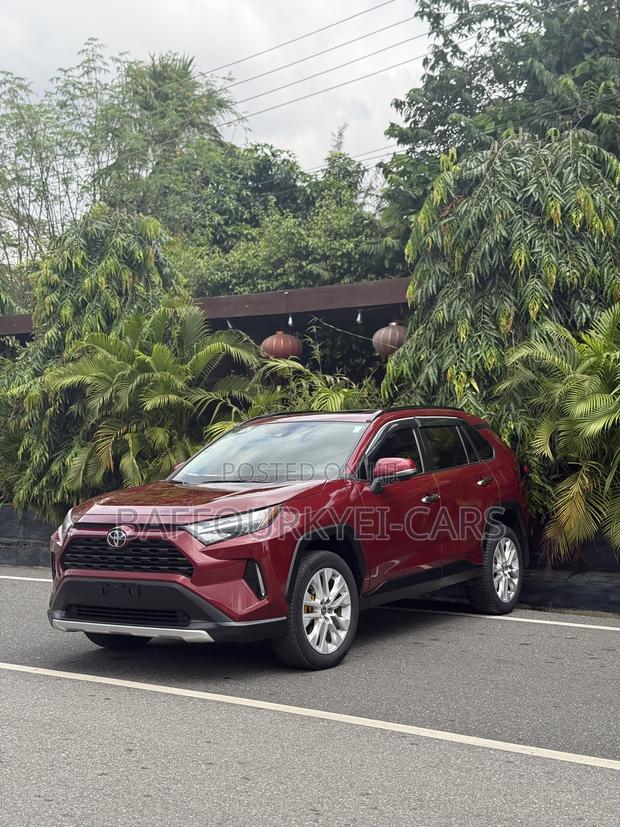 Toyota RAV4 XLE 2022 Red photo 3