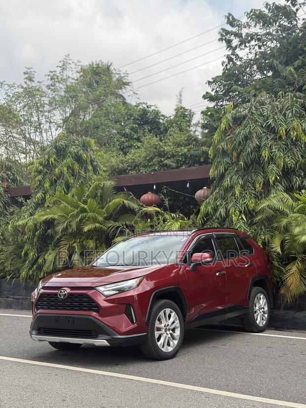 Toyota RAV4 XLE 2022 Red photo 8