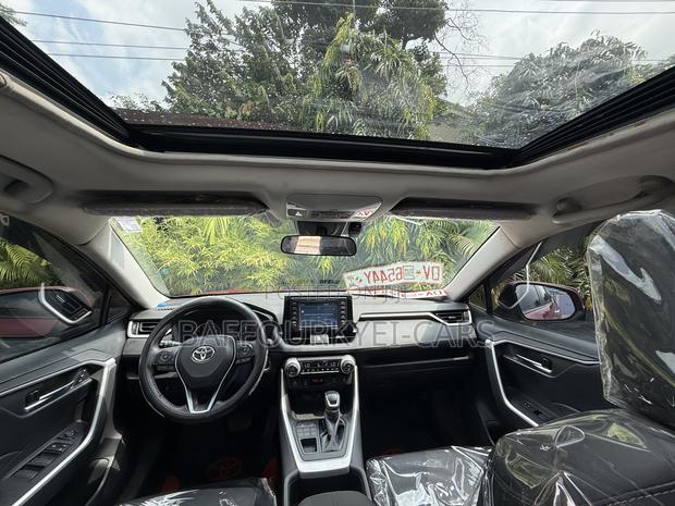 Toyota RAV4 XLE 2022 Red photo 6