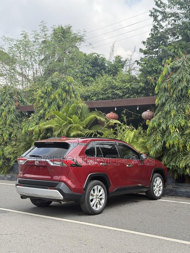 Toyota RAV4 XLE 2022 Red photo 9