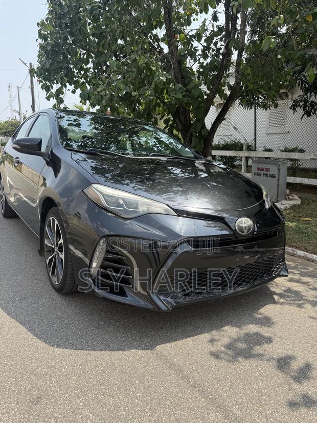 Toyota Corolla SE 4dr Sedan (1.8L 4cyl CVT) 2017 Black photo 2