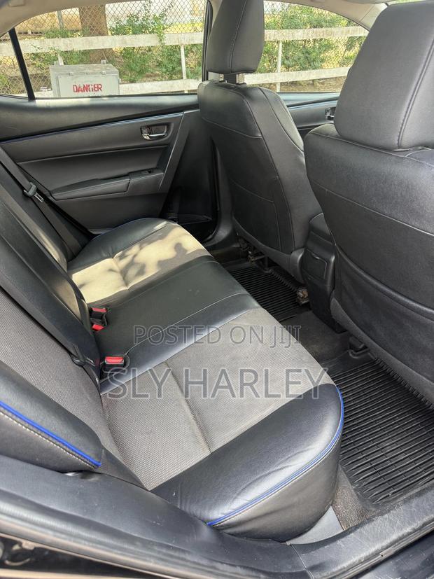 Toyota Corolla SE 4dr Sedan (1.8L 4cyl CVT) 2017 Black photo 6