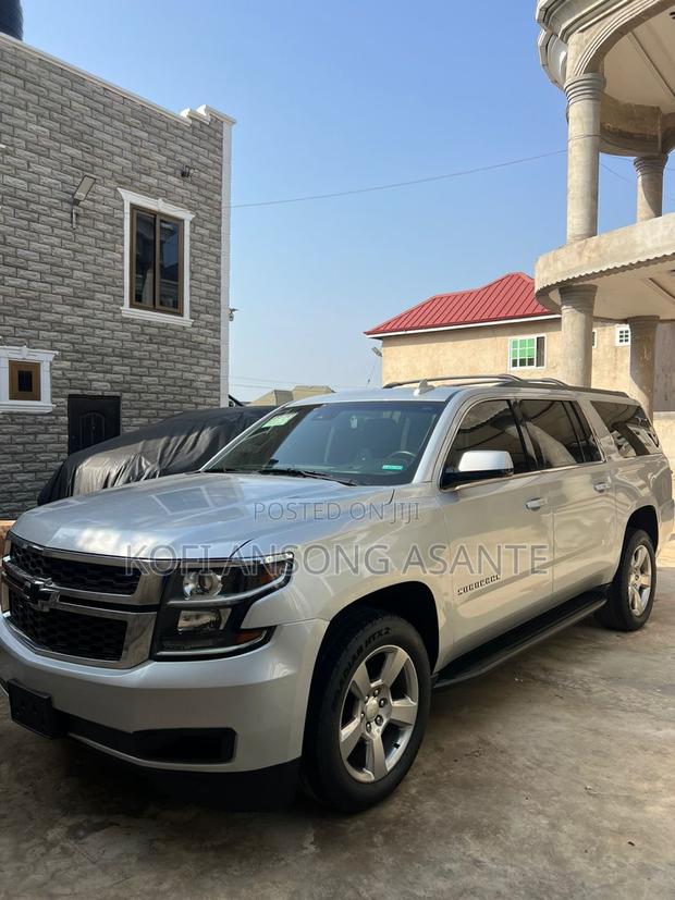 Chevrolet Suburban LT 4x4 2017 Gray