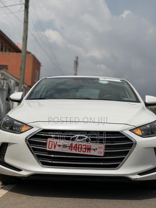 Hyundai Elantra Limited Sedan FWD (2.0L 4cyl 6A) 2017 White photo 2
