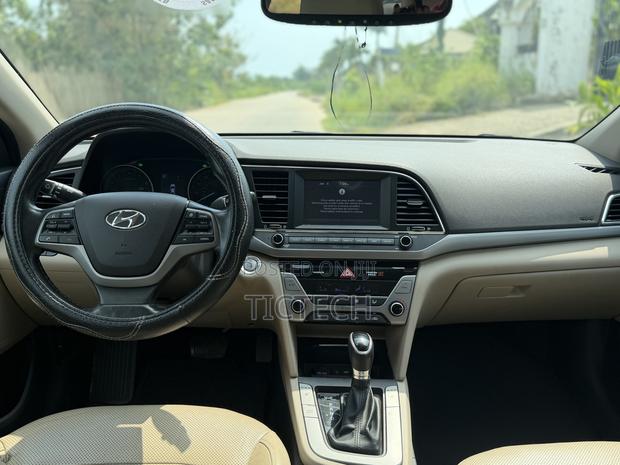 Hyundai Elantra Limited Sedan FWD (2.0L 4cyl 6A) 2017 White photo 5