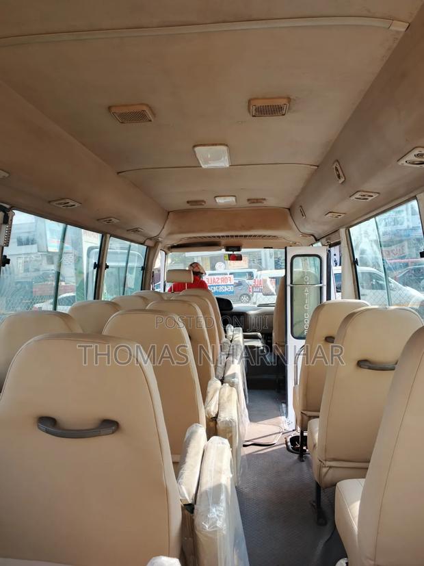 Toyota Coaster 2018 White photo 4