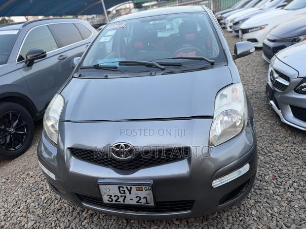 Toyota Vitz 2010 Gray