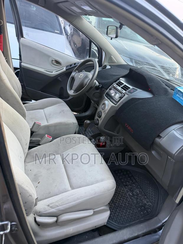 Toyota Vitz 2010 Gray