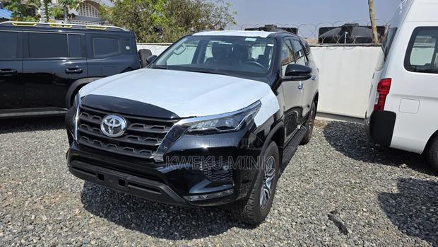 New Toyota Fortuner 2025 Black photo 2