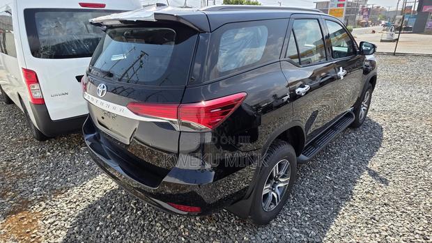 New Toyota Fortuner 2025 Black photo 4