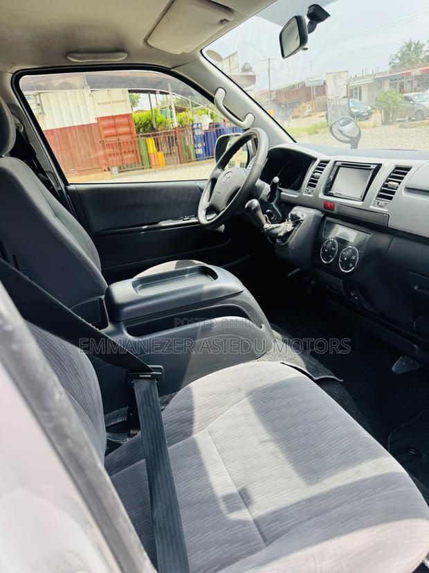 Toyota HiAce 2013 Silver photo 7