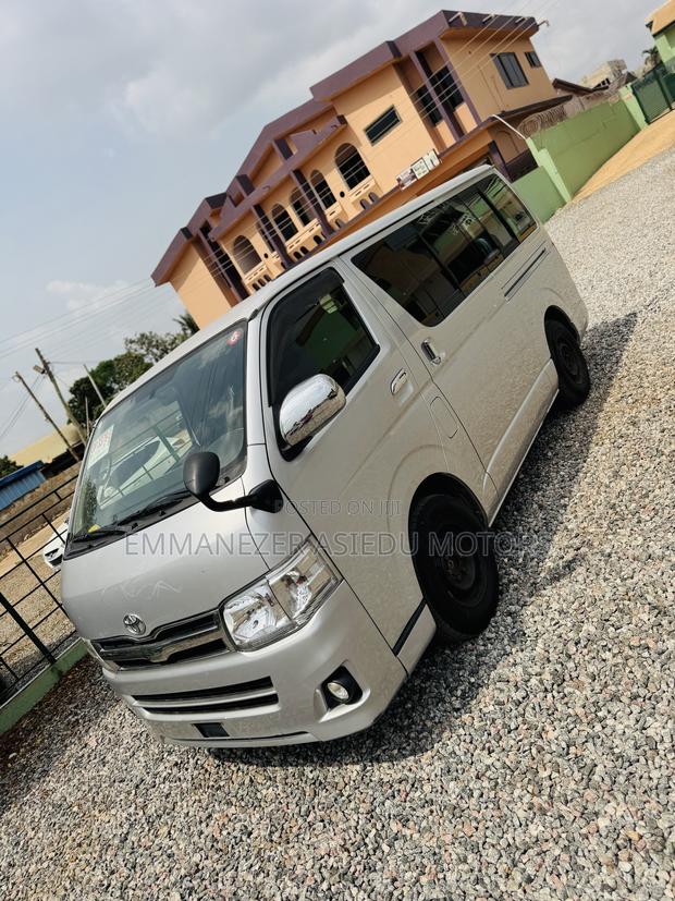 Toyota HiAce 2013 Silver photo 2