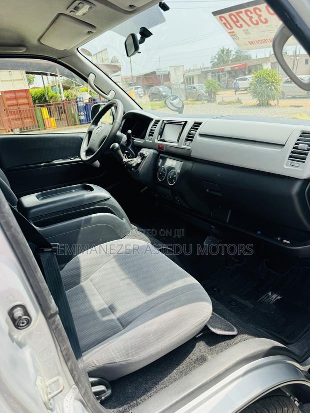 Toyota HiAce 2013 Silver photo 8