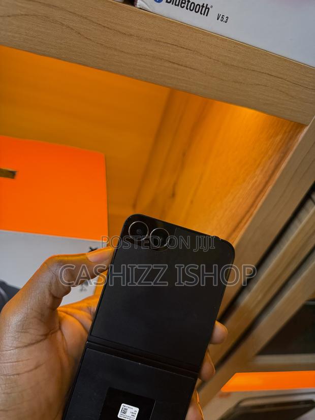 New Samsung Galaxy Z Flip7 256 GB Black photo 2