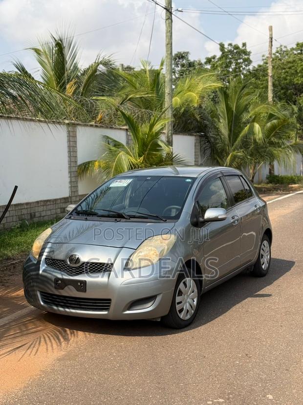 Toyota Vitz 1.0 FWD 5dr 2010 Silver