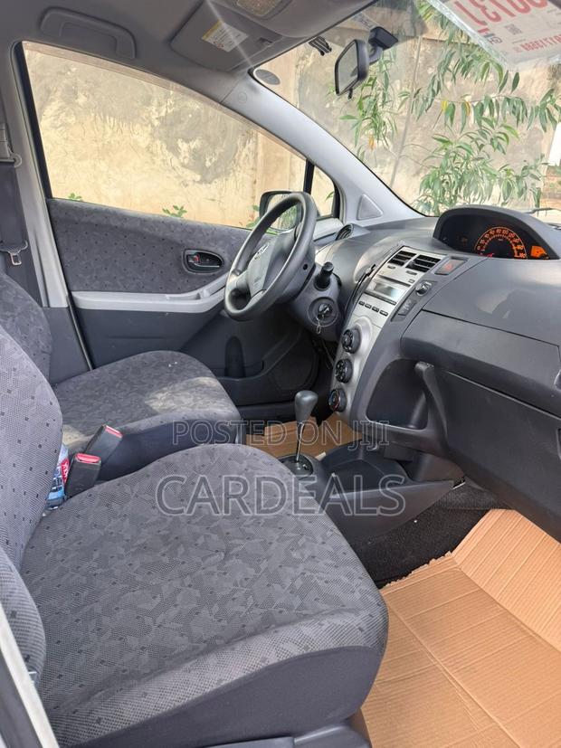 Toyota Vitz 1.0 FWD 5dr 2010 Silver