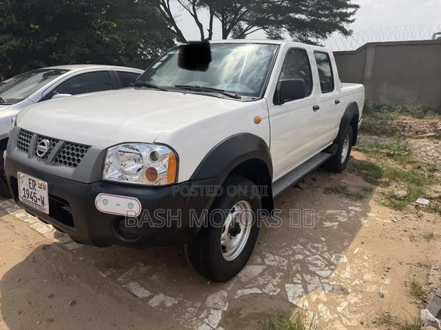 Nissan Hardbody 2005 White