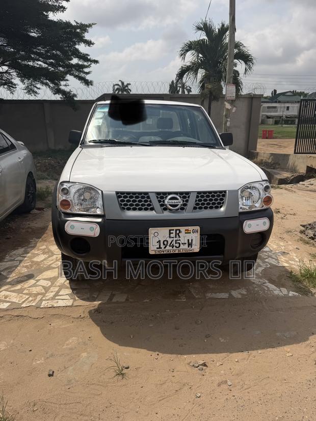 Nissan Hardbody 2005 White