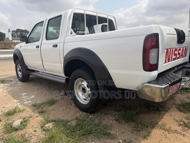 Nissan Hardbody 2005 White