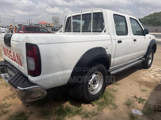 Nissan Hardbody 2005 White