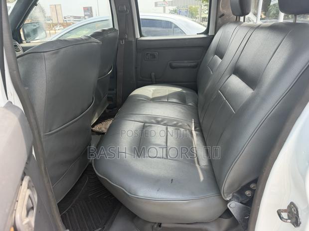 Nissan Hardbody 2005 White