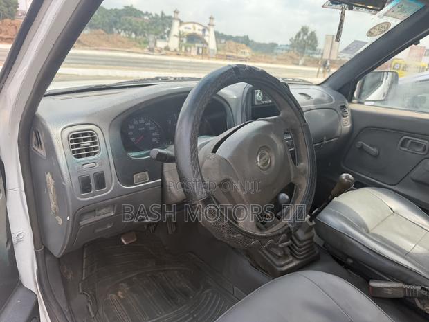 Nissan Hardbody 2005 White