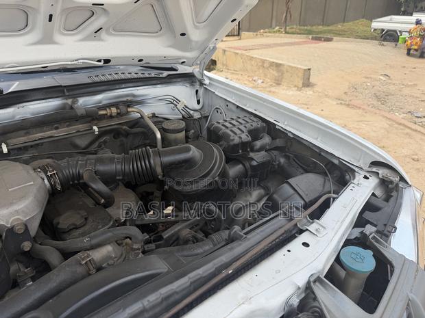 Nissan Hardbody 2005 White