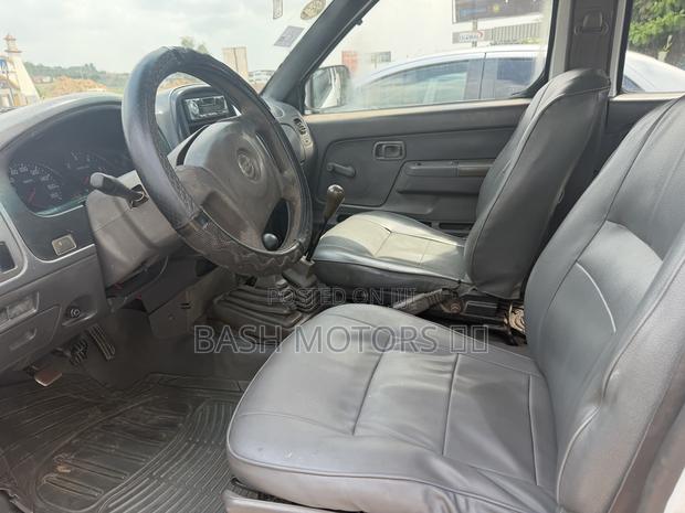 Nissan Hardbody 2005 White