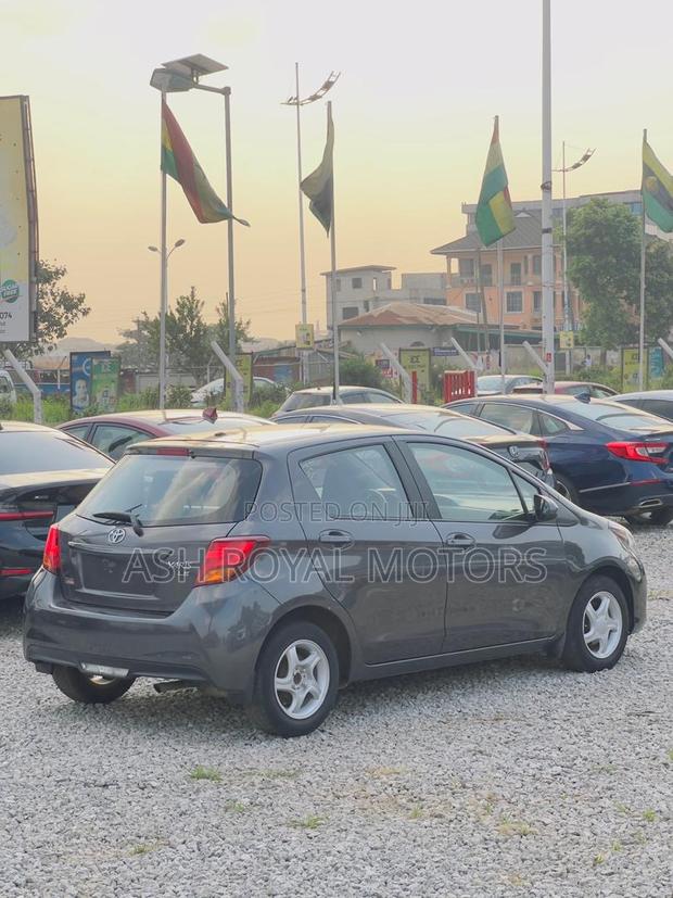 Toyota Yaris SE Hatchback 5dr 2016 Gray