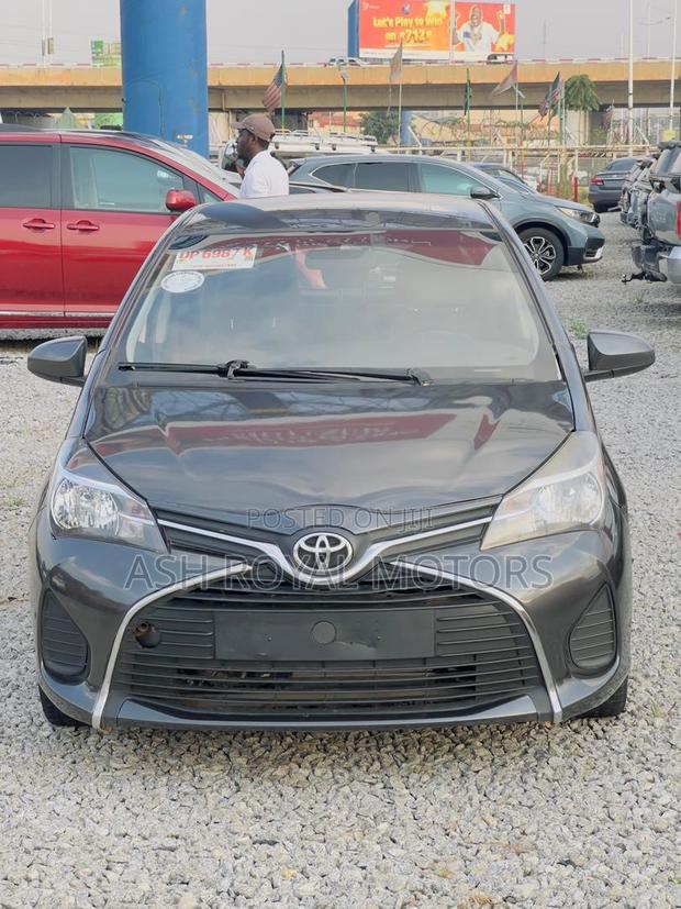 Toyota Yaris SE Hatchback 5dr 2016 Gray