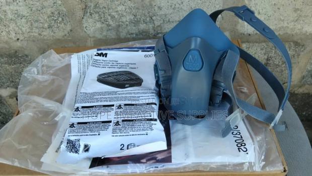 3m 7502 Half Face Mask With Cartridges. · Photo 2
