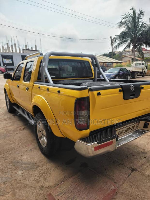 Nissan Hardbody 2019 Yellow