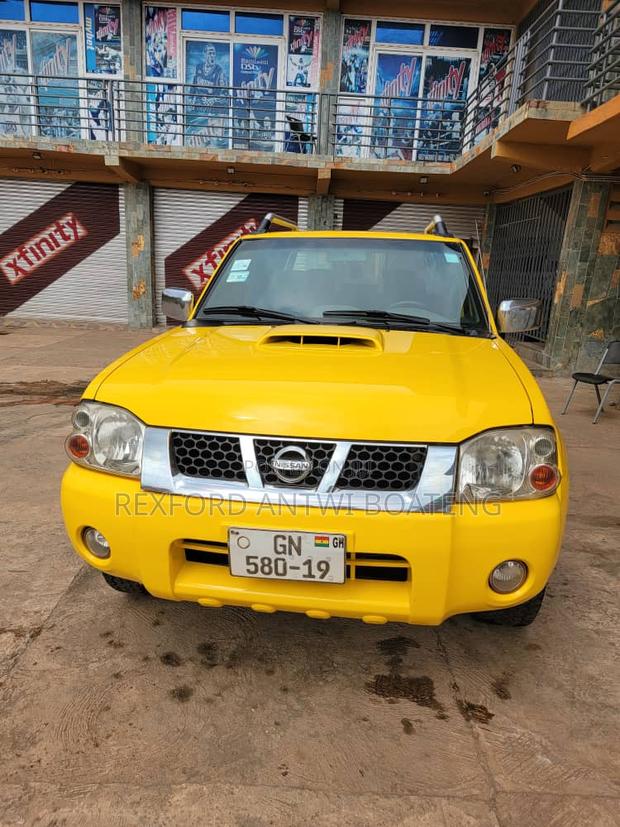 Nissan Hardbody 2019 Yellow