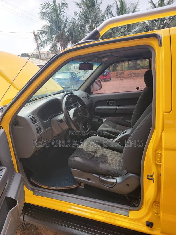 Nissan Hardbody 2019 Yellow